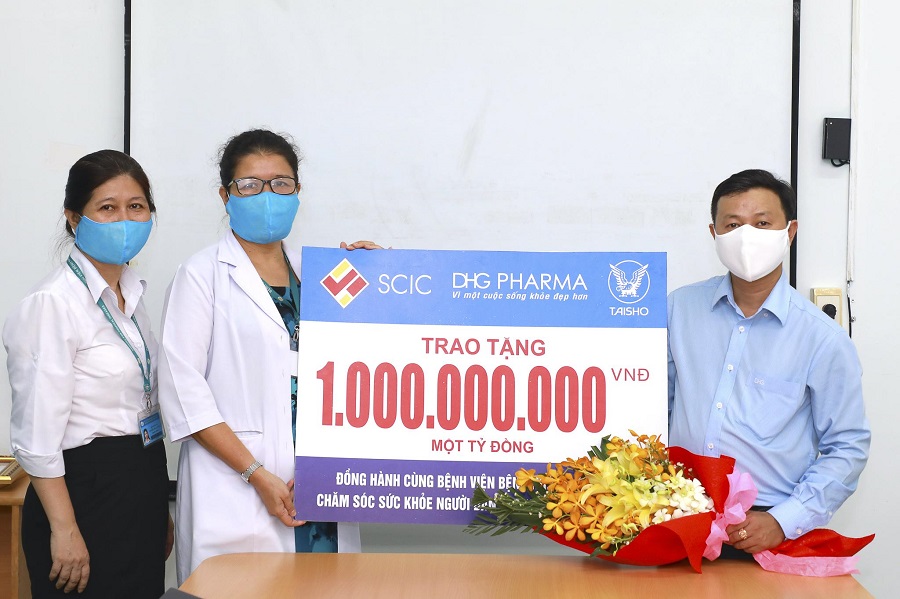 DHG Pharma supports the frontline hospitals in preventing epidemics